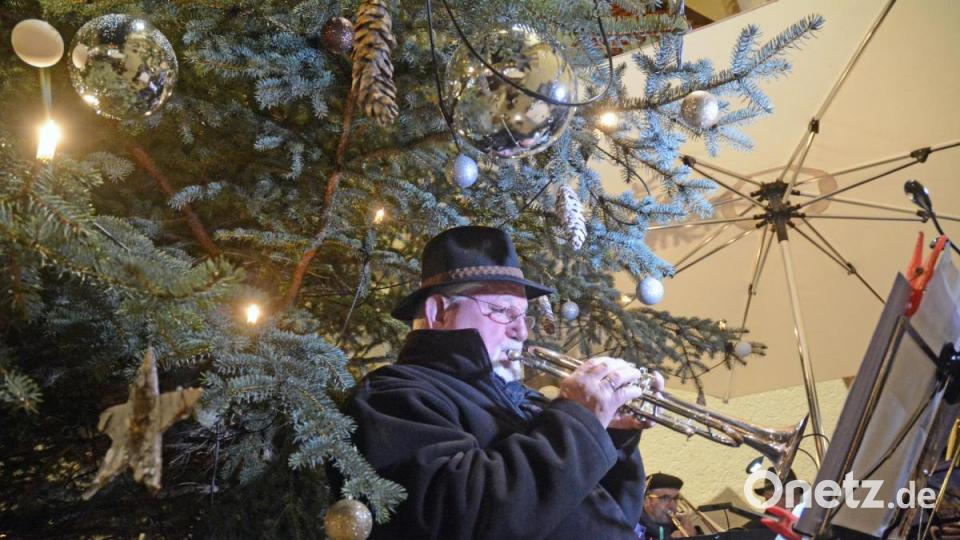 Der Evangelische Posauenchor intoniert Weihnachtslieder. Bild: Gabi Schönberger