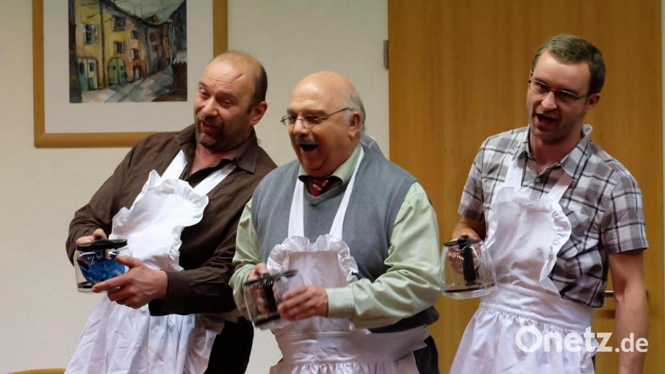 Die drei Pantoffelhelden nehmen es trotzdem mit Humor und singen ein Kaffeekannenlied. Bild: wlr