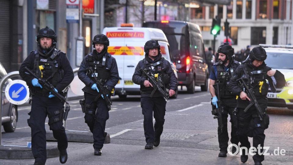 Bewaffnete Polizisten gehen auf der Cannon Street in der Nähe des Tatortes auf der London Bridge. Bild: Kirsty O&#039;connor/PA Wire/dpa