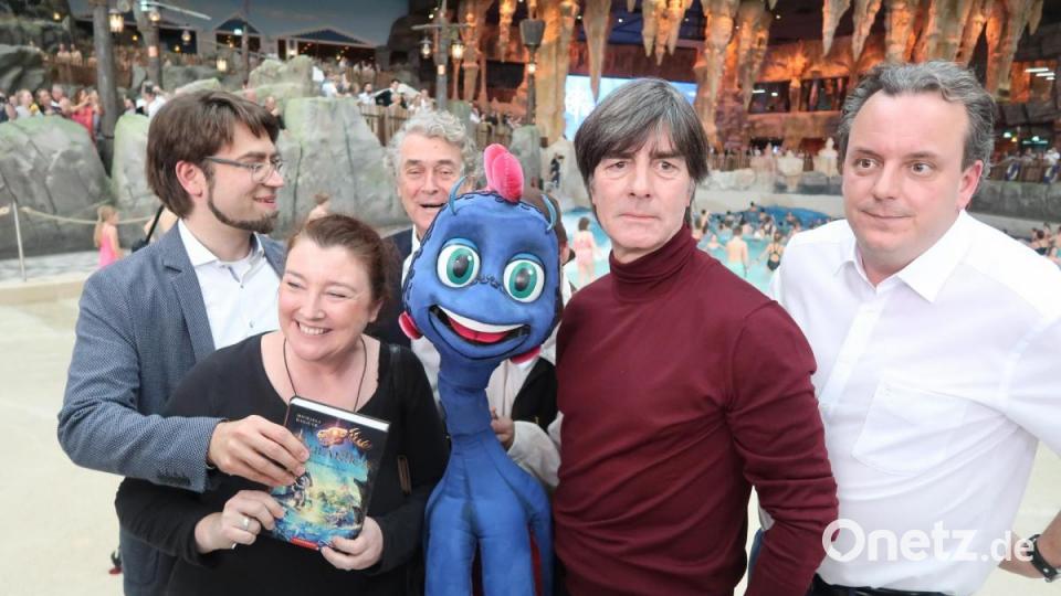 Stargast Bundestrainer Joachim Löw bekommt eine Ausgabe des neuen Abenteuerbuches "Rulantica". Bild: Kunz