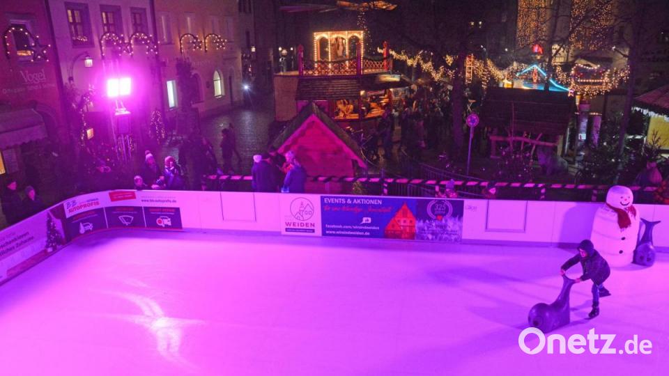 Die Eisbahn als neue Attraktion will erst noch erobert werden. Für die Mehrheit der Besucher wertet sie den Christkindlmarkt auf. Bild: Gabi Schönberger