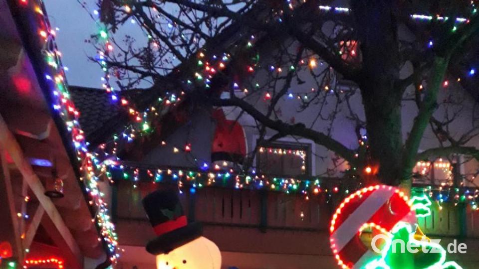 „Mehr ist Mehr“ könnte das Motto von Ron Biederman aus Erbendorf sein. Jedes Jahr zu Thanksgiving verwandelt der gebürtige Amerikaner Haus und Garten in ein blinkendes Gesamtkunstwerk. Bild: szl