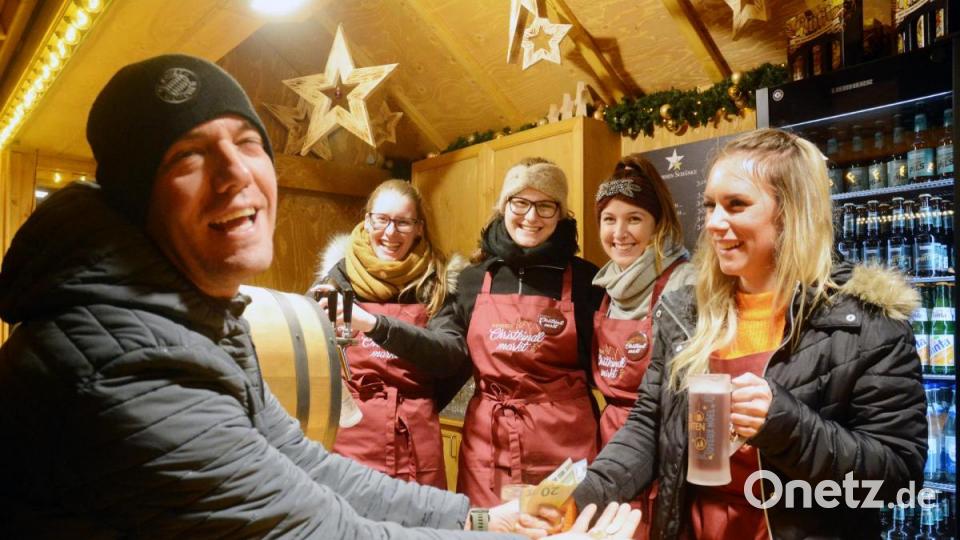 Der erste Glühwein schmeckt am besten. Neu sind die roten Marktschürzen. Bild: Gabi Schönberger