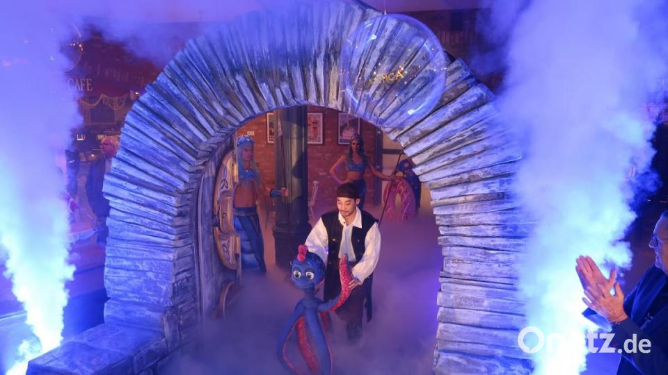 Roland Mack (rechts) applaudiert Rulantica-Maskottchen "Snorri". Bild: Kunz