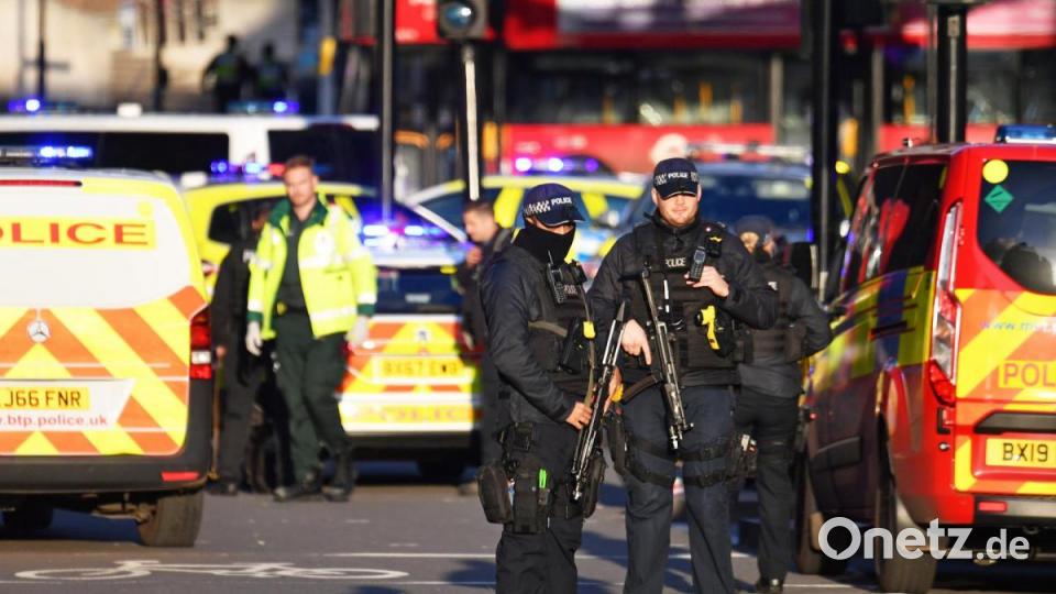Polizei am Tatort eines Vorfalls auf der London Bridge im Zentrum Londons. Bild: Dominic Lipinski/PA Wire/dpa