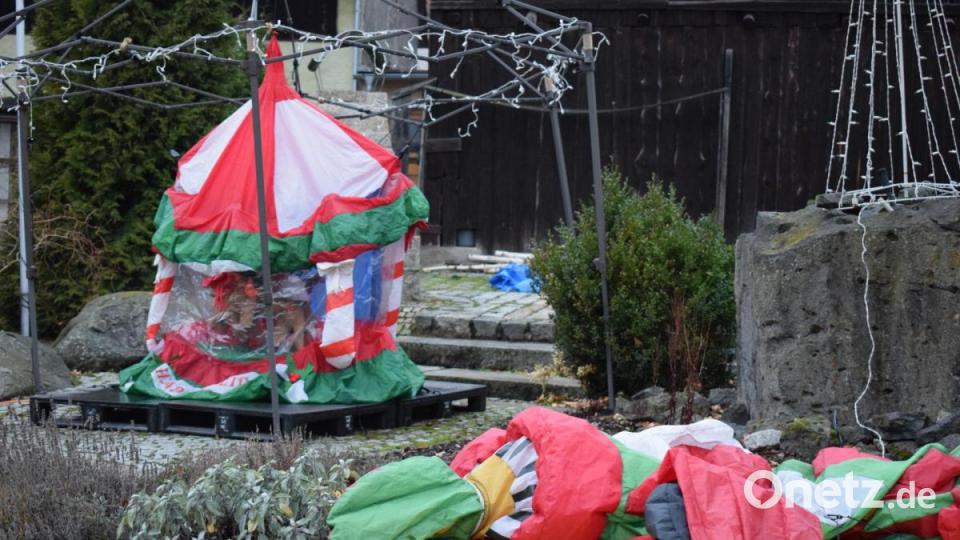 „Mehr ist Mehr“ könnte das Motto von Ron Biederman aus Erbendorf sein. Jedes Jahr zu Thanksgiving verwandelt der gebürtige Amerikaner Haus und Garten in ein blinkendes Gesamtkunstwerk. Bild: szl