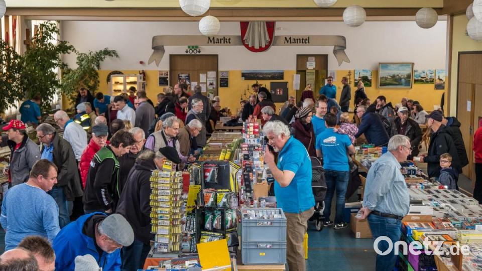 Jahrmarkt, Zoo, Ufo-Landeplätz, Kaserne, Schafherde, Feuerwehreinsätze, Friedhof und nicht zu vergessen ein Nachbau des Nabburger Bahnhofs. Auf der 24 Meter langen Modulanlage der Eisenbahnfreunde und des Modelleisenbahnclubs gab es sehr viel zu entdecken - und sehr viele Besucher nutzten die Chance. Bild: REINHOLD BUCHNER