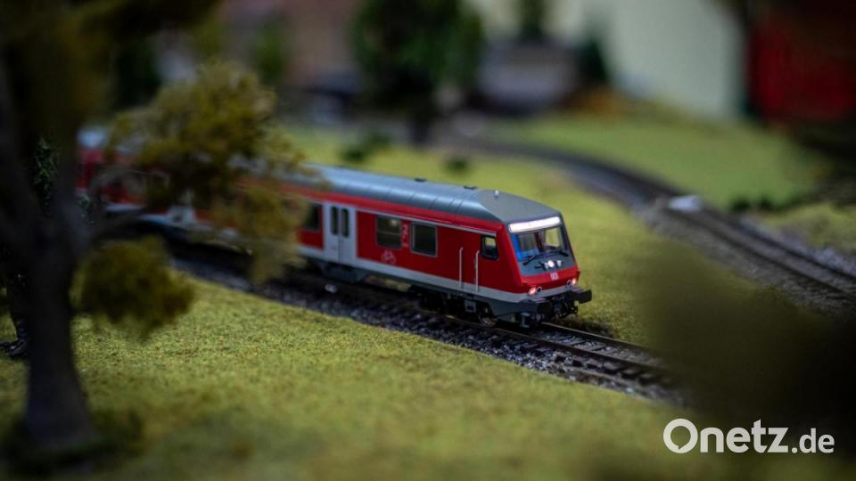 Jahrmarkt, Zoo, Ufo-Landeplätz, Kaserne, Schafherde, Feuerwehreinsätze, Friedhof und nicht zu vergessen ein Nachbau des Nabburger Bahnhofs. Auf der 24 Meter langen Modulanlage der Eisenbahnfreunde und des Modelleisenbahnclubs gab es sehr viel zu entdecken. Bild: pml