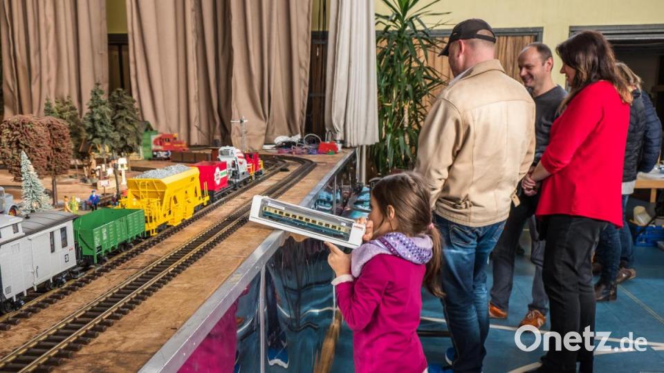 Jahrmarkt, Zoo, Ufo-Landeplätz, Kaserne, Schafherde, Feuerwehreinsätze, Friedhof und nicht zu vergessen ein Nachbau des Nabburger Bahnhofs. Auf der 24 Meter langen Modulanlage der Eisenbahnfreunde und des Modelleisenbahnclubs gab es sehr viel zu entdecken. Bild: REINHOLD BUCHNER