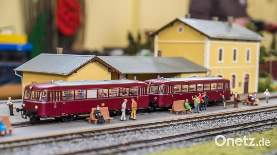 Jahrmarkt, Zoo, Ufo-Landeplätz, Kaserne, Schafherde, Feuerwehreinsätze, Friedhof und nicht zu vergessen ein Nachbau des Nabburger Bahnhofs. Auf der 24 Meter langen Modulanlage der Eisenbahnfreunde und des Modelleisenbahnclubs gab es sehr viel zu entdecken. Bild: REINHOLD BUCHNER