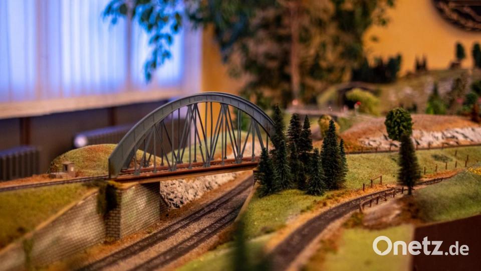 Jahrmarkt, Zoo, Ufo-Landeplätz, Kaserne, Schafherde, Feuerwehreinsätze, Friedhof und nicht zu vergessen ein Nachbau des Nabburger Bahnhofs. Auf der 24 Meter langen Modulanlage der Eisenbahnfreunde und des Modelleisenbahnclubs gab es sehr viel zu entdecken. Bild: pml
