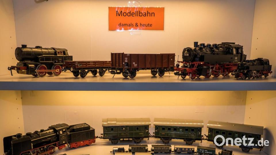 Jahrmarkt, Zoo, Ufo-Landeplätz, Kaserne, Schafherde, Feuerwehreinsätze, Friedhof und nicht zu vergessen ein Nachbau des Nabburger Bahnhofs. Auf der 24 Meter langen Modulanlage der Eisenbahnfreunde und des Modelleisenbahnclubs gab es sehr viel zu entdecken. Bild: REINHOLD BUCHNER