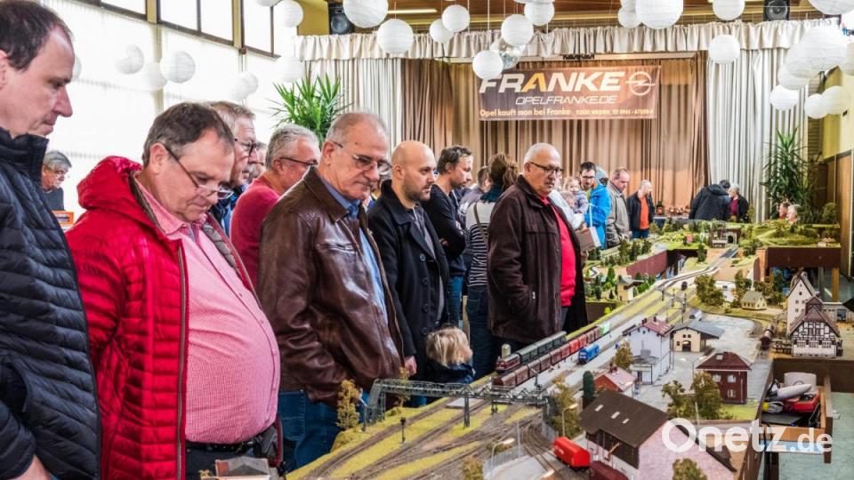 Jahrmarkt, Zoo, Ufo-Landeplätz, Kaserne, Schafherde, Feuerwehreinsätze, Friedhof und nicht zu vergessen ein Nachbau des Nabburger Bahnhofs. Auf der 24 Meter langen Modulanlage der Eisenbahnfreunde und des Modelleisenbahnclubs gab es sehr viel zu entdecken. Bild: REINHOLD BUCHNER