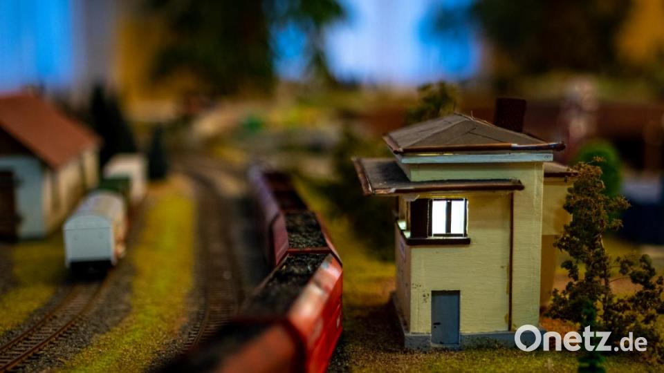 Jahrmarkt, Zoo, Ufo-Landeplätz, Kaserne, Schafherde, Feuerwehreinsätze, Friedhof und nicht zu vergessen ein Nachbau des Nabburger Bahnhofs. Auf der 24 Meter langen Modulanlage der Eisenbahnfreunde und des Modelleisenbahnclubs gab es sehr viel zu entdecken. Bild: pml