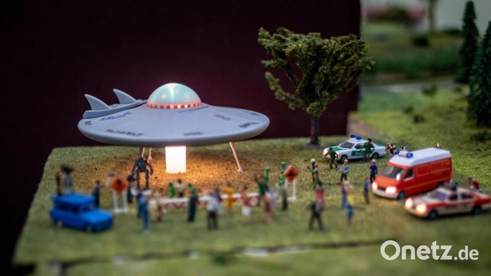Jahrmarkt, Zoo, Ufo-Landeplätz, Kaserne, Schafherde, Feuerwehreinsätze, Friedhof und nicht zu vergessen ein Nachbau des Nabburger Bahnhofs. Auf der 24 Meter langen Modulanlage der Eisenbahnfreunde und des Modelleisenbahnclubs gab es sehr viel zu entdecken. Bild: pml