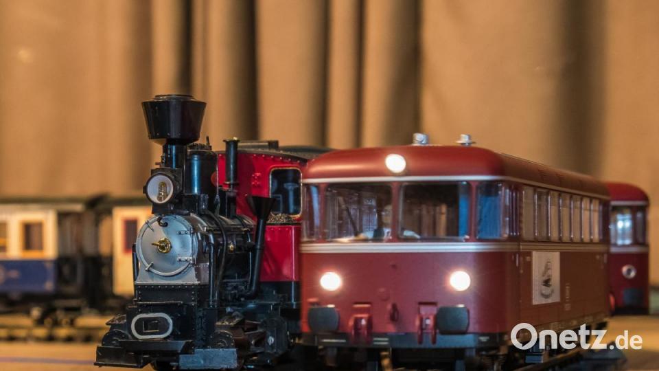 Jahrmarkt, Zoo, Ufo-Landeplätz, Kaserne, Schafherde, Feuerwehreinsätze, Friedhof und nicht zu vergessen ein Nachbau des Nabburger Bahnhofs. Auf der 24 Meter langen Modulanlage der Eisenbahnfreunde und des Modelleisenbahnclubs gab es sehr viel zu entdecken. Bild: REINHOLD BUCHNER