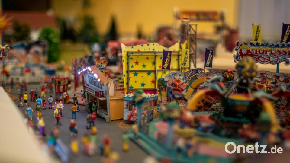 Jahrmarkt, Zoo, Ufo-Landeplätz, Kaserne, Schafherde, Feuerwehreinsätze, Friedhof und nicht zu vergessen ein Nachbau des Nabburger Bahnhofs. Auf der 24 Meter langen Modulanlage der Eisenbahnfreunde und des Modelleisenbahnclubs gab es sehr viel zu entdecken. Bild: pml