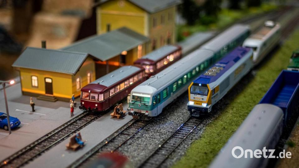 Jahrmarkt, Zoo, Ufo-Landeplätz, Kaserne, Schafherde, Feuerwehreinsätze, Friedhof und nicht zu vergessen ein Nachbau des Nabburger Bahnhofs. Auf der 24 Meter langen Modulanlage der Eisenbahnfreunde und des Modelleisenbahnclubs gab es sehr viel zu entdecken. Bild: pml