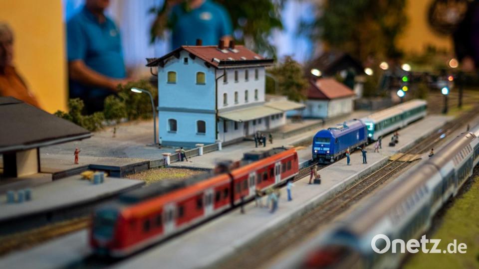 Jahrmarkt, Zoo, Ufo-Landeplätz, Kaserne, Schafherde, Feuerwehreinsätze, Friedhof und nicht zu vergessen ein Nachbau des Nabburger Bahnhofs. Auf der 24 Meter langen Modulanlage der Eisenbahnfreunde und des Modelleisenbahnclubs gab es sehr viel zu entdecken. Bild: pml