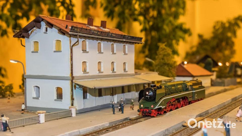 Jahrmarkt, Zoo, Ufo-Landeplätz, Kaserne, Schafherde, Feuerwehreinsätze, Friedhof und nicht zu vergessen ein Nachbau des Nabburger Bahnhofs. Auf der 24 Meter langen Modulanlage der Eisenbahnfreunde und des Modelleisenbahnclubs gab es sehr viel zu entdecken. Bild: REINHOLD BUCHNER