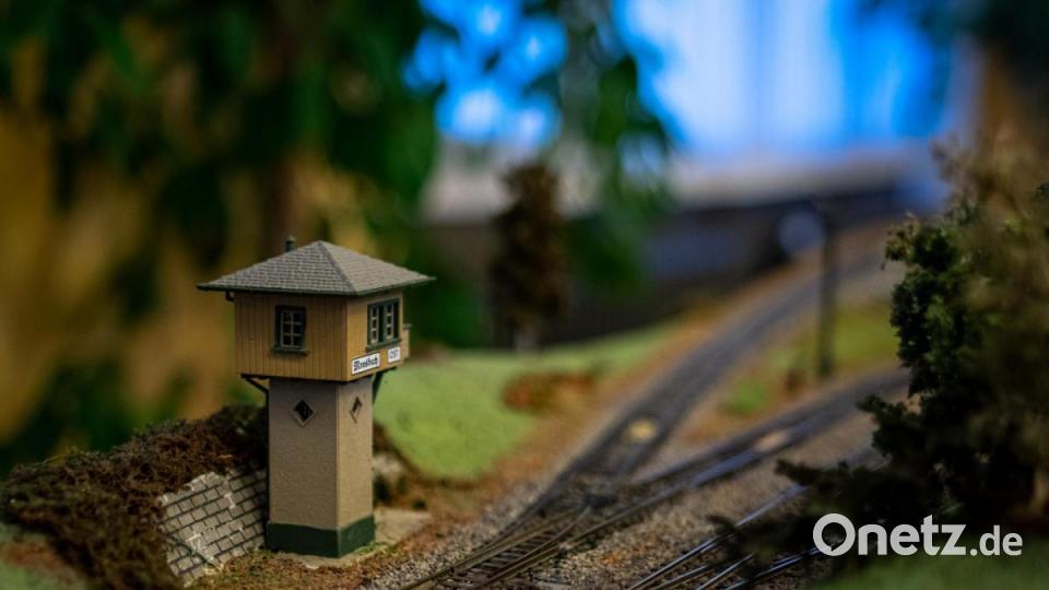 Jahrmarkt, Zoo, Ufo-Landeplätz, Kaserne, Schafherde, Feuerwehreinsätze, Friedhof und nicht zu vergessen ein Nachbau des Nabburger Bahnhofs. Auf der 24 Meter langen Modulanlage der Eisenbahnfreunde und des Modelleisenbahnclubs gab es sehr viel zu entdecken. Bild: pml