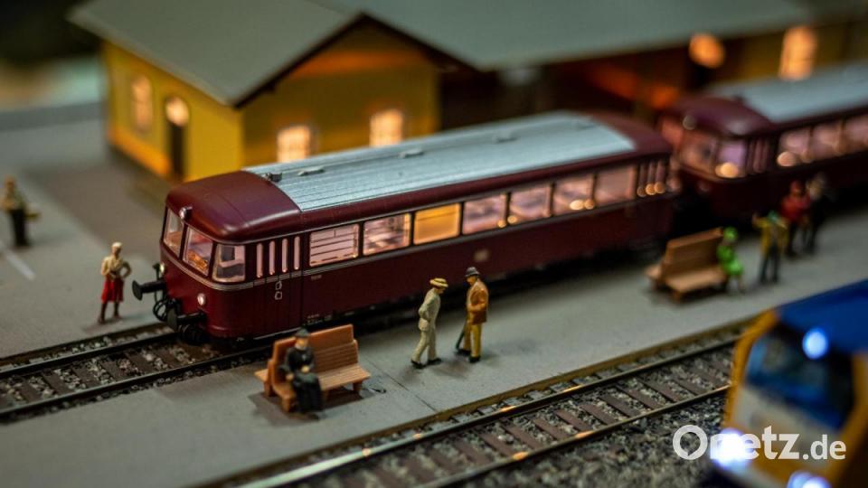 Jahrmarkt, Zoo, Ufo-Landeplätz, Kaserne, Schafherde, Feuerwehreinsätze, Friedhof und nicht zu vergessen ein Nachbau des Nabburger Bahnhofs. Auf der 24 Meter langen Modulanlage der Eisenbahnfreunde und des Modelleisenbahnclubs gab es sehr viel zu entdecken. Bild: pml