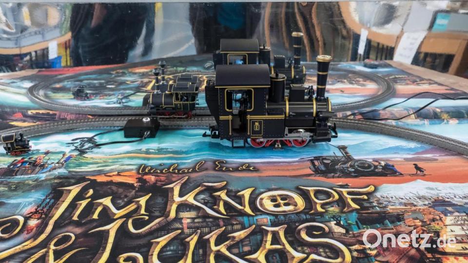 Jahrmarkt, Zoo, Ufo-Landeplätz, Kaserne, Schafherde, Feuerwehreinsätze, Friedhof und nicht zu vergessen ein Nachbau des Nabburger Bahnhofs. Auf der 24 Meter langen Modulanlage der Eisenbahnfreunde und des Modelleisenbahnclubs gab es sehr viel zu entdecken. Bild: REINHOLD BUCHNER