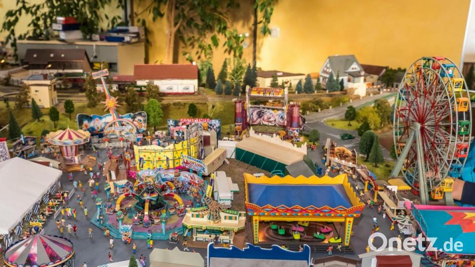 Jahrmarkt, Zoo, Ufo-Landeplätz, Kaserne, Schafherde, Feuerwehreinsätze, Friedhof und nicht zu vergessen ein Nachbau des Nabburger Bahnhofs. Auf der 24 Meter langen Modulanlage der Eisenbahnfreunde und des Modelleisenbahnclubs gab es sehr viel zu entdecken. Bild: REINHOLD BUCHNER