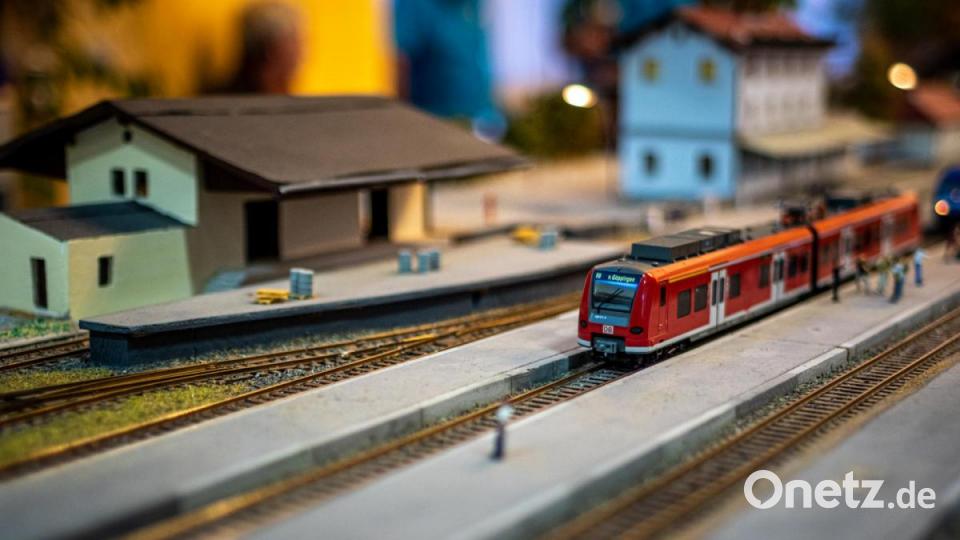 Jahrmarkt, Zoo, Ufo-Landeplätz, Kaserne, Schafherde, Feuerwehreinsätze, Friedhof und nicht zu vergessen ein Nachbau des Nabburger Bahnhofs. Auf der 24 Meter langen Modulanlage der Eisenbahnfreunde und des Modelleisenbahnclubs gab es sehr viel zu entdecken. Bild: pml