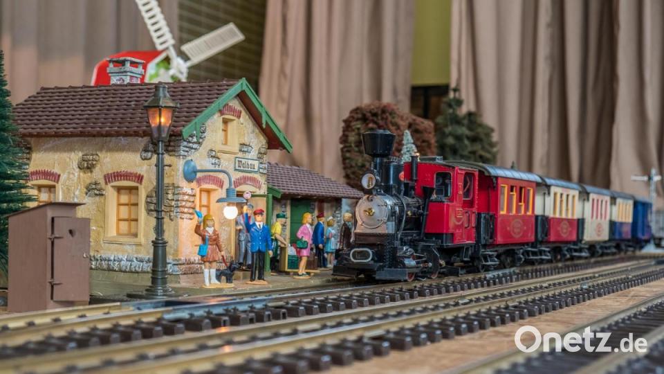 Jahrmarkt, Zoo, Ufo-Landeplätz, Kaserne, Schafherde, Feuerwehreinsätze, Friedhof und nicht zu vergessen ein Nachbau des Nabburger Bahnhofs. Auf der 24 Meter langen Modulanlage der Eisenbahnfreunde und des Modelleisenbahnclubs gab es sehr viel zu entdecken. Bild: REINHOLD BUCHNER