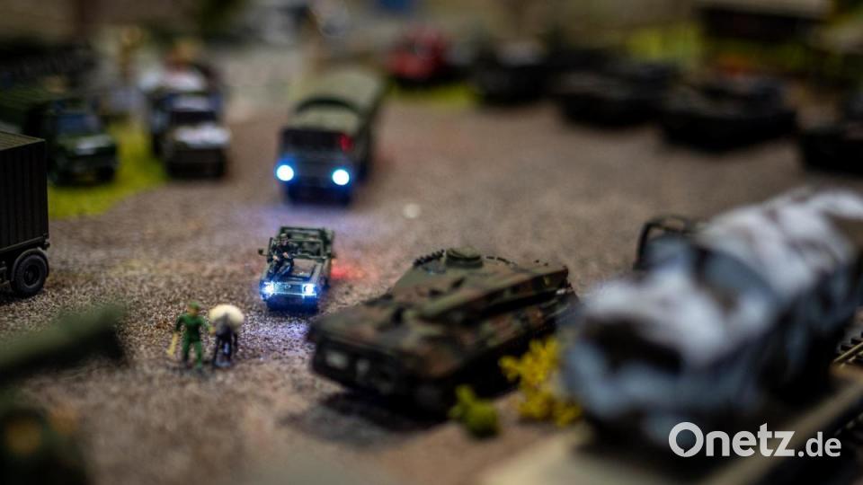 Jahrmarkt, Zoo, Ufo-Landeplätz, Kaserne, Schafherde, Feuerwehreinsätze, Friedhof und nicht zu vergessen ein Nachbau des Nabburger Bahnhofs. Auf der 24 Meter langen Modulanlage der Eisenbahnfreunde und des Modelleisenbahnclubs gab es sehr viel zu entdecken. Bild: pml