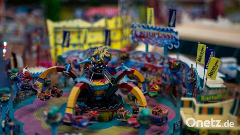 Jahrmarkt, Zoo, Ufo-Landeplätz, Kaserne, Schafherde, Feuerwehreinsätze, Friedhof und nicht zu vergessen ein Nachbau des Nabburger Bahnhofs. Auf der 24 Meter langen Modulanlage der Eisenbahnfreunde und des Modelleisenbahnclubs gab es sehr viel zu entdecken. Bild: pml