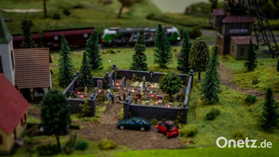 Jahrmarkt, Zoo, Ufo-Landeplätz, Kaserne, Schafherde, Feuerwehreinsätze, Friedhof und nicht zu vergessen ein Nachbau des Nabburger Bahnhofs. Auf der 24 Meter langen Modulanlage der Eisenbahnfreunde und des Modelleisenbahnclubs gab es sehr viel zu entdecken. Bild: pml
