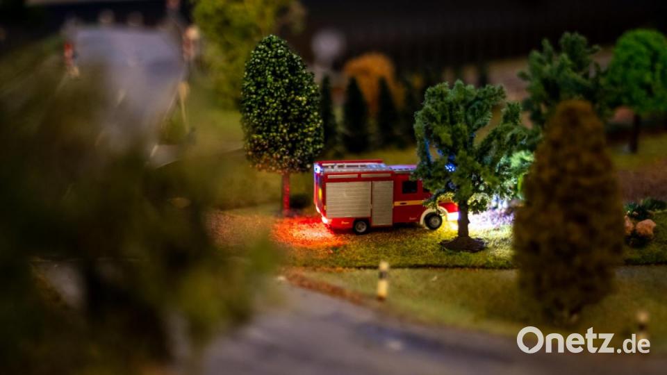 Jahrmarkt, Zoo, Ufo-Landeplätz, Kaserne, Schafherde, Feuerwehreinsätze, Friedhof und nicht zu vergessen ein Nachbau des Nabburger Bahnhofs. Auf der 24 Meter langen Modulanlage der Eisenbahnfreunde und des Modelleisenbahnclubs gab es sehr viel zu entdecken. Bild: pml
