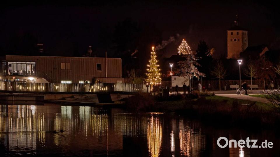 Auch der achte Tirschenreuther Weihnachtsmarkt entpuppt sich gleich am ersten Wochenende als Publikumsmagnet und ist damit ein voller Erfolg für den Lions-Club als Veranstalter. Bild: tr