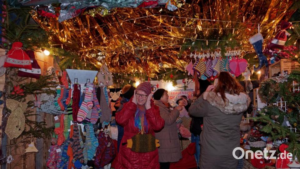 Auch der achte Tirschenreuther Weihnachtsmarkt entpuppt sich gleich am ersten Wochenende als Publikumsmagnet und ist damit ein voller Erfolg für den Lions-Club als Veranstalter. Bild: tr