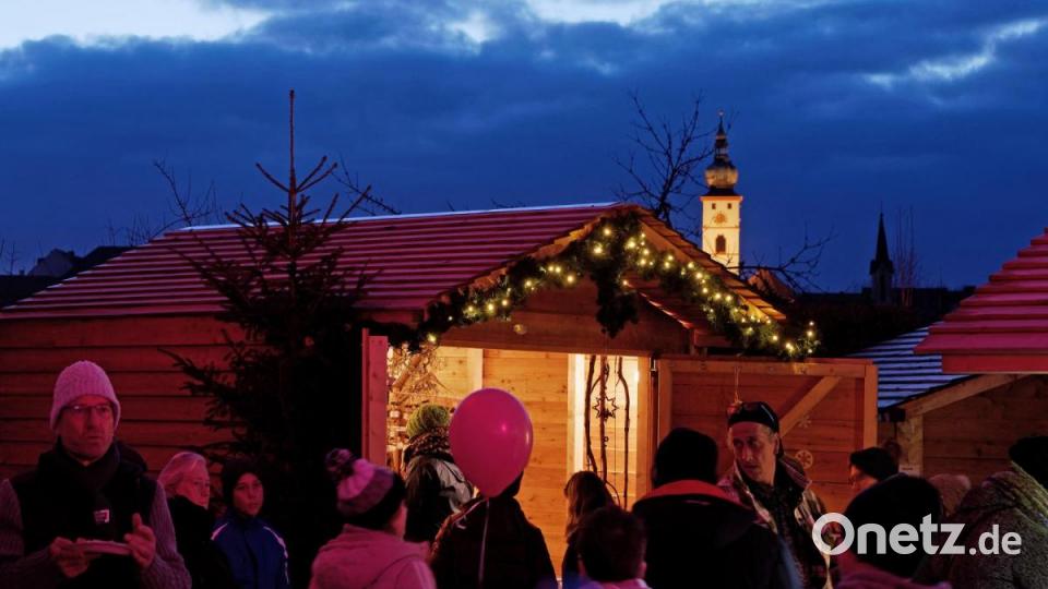 Auch der achte Tirschenreuther Weihnachtsmarkt entpuppt sich gleich am ersten Wochenende als Publikumsmagnet und ist damit ein voller Erfolg für den Lions-Club als Veranstalter. Bild: tr