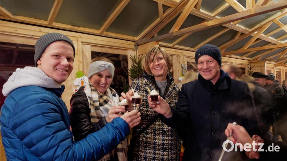 Auch der achte Tirschenreuther Weihnachtsmarkt entpuppt sich gleich am ersten Wochenende als Publikumsmagnet und ist damit ein voller Erfolg für den Lions-Club als Veranstalter. Bild: tr