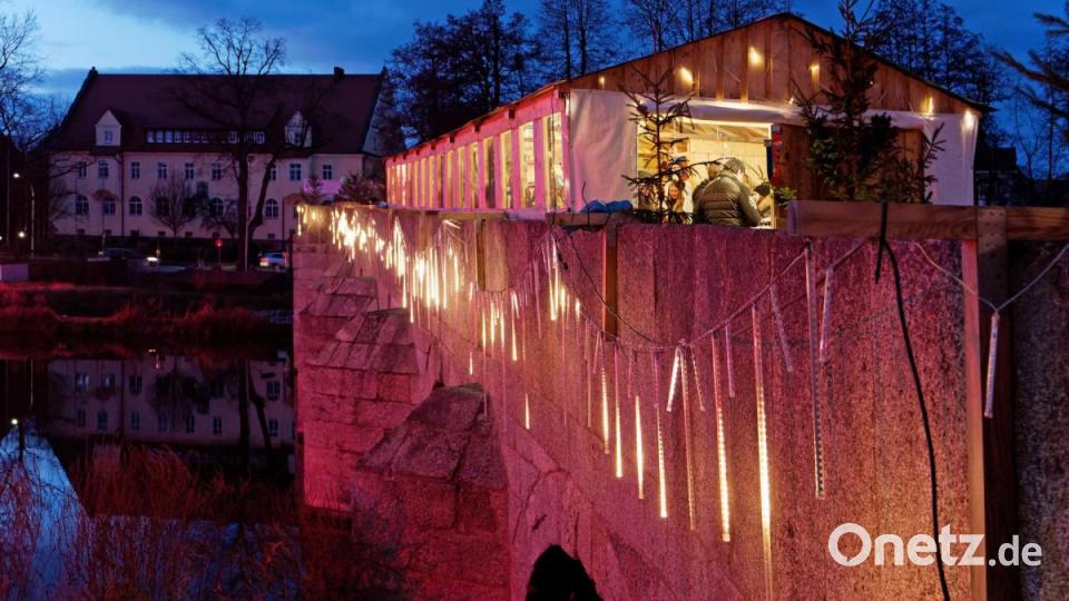 Auch der achte Tirschenreuther Weihnachtsmarkt entpuppt sich gleich am ersten Wochenende als Publikumsmagnet und ist damit ein voller Erfolg für den Lions-Club als Veranstalter. Bild: tr