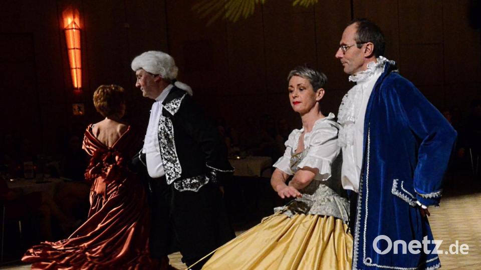 Die Gruppe „Emotion Dance“ aus Amberg nahm das Publikum mit auf eine Zeitreise. Gezeigt wurden Tänze vom 17. Jahrhundert bis heute. Bild: Kunz