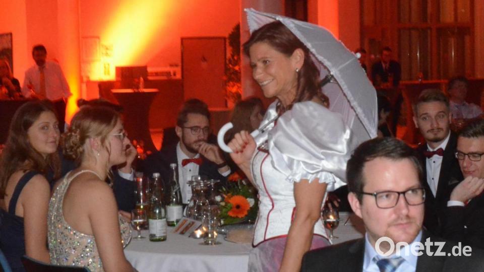 Die Gruppe "Emotion Dance" aus Amberg zeigte Tänze und Kostüme aus mehreren Jahrhunderten. Bild: Kunz