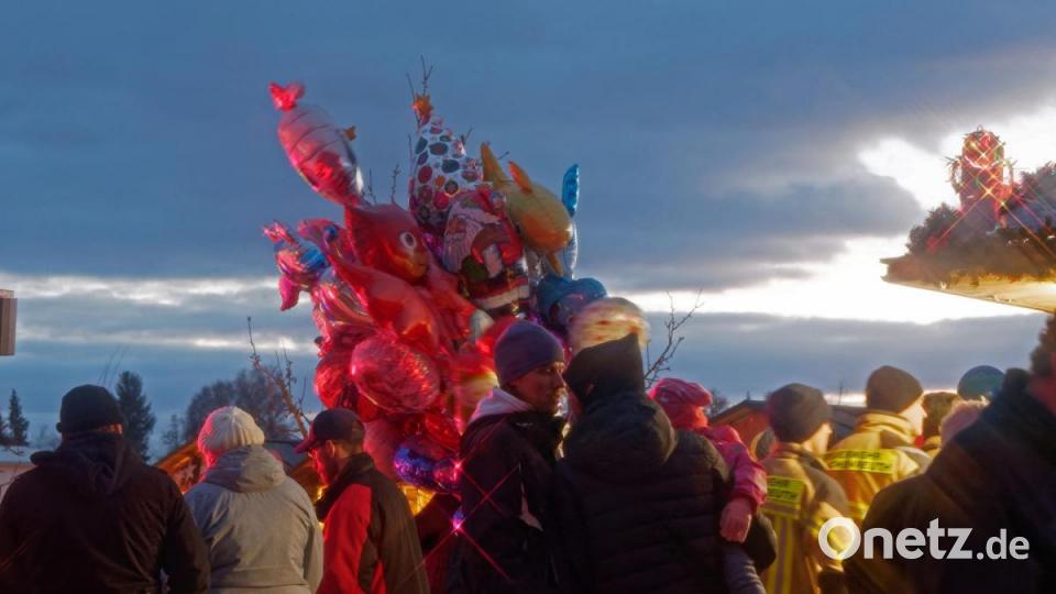 Auch der achte Tirschenreuther Weihnachtsmarkt entpuppt sich gleich am ersten Wochenende als Publikumsmagnet und ist damit ein voller Erfolg für den Lions-Club als Veranstalter. Bild: tr