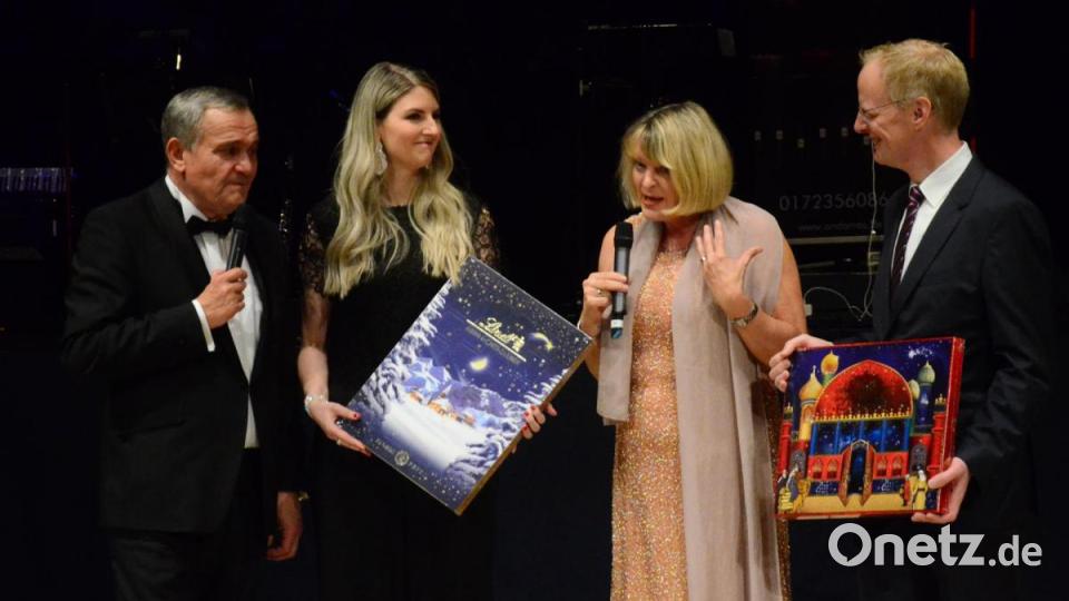 Passend zum Vorabend des 1. Advents gab es Adventskalender für Marketing- und Vertriebsmanagerin Kathrin Obendorfer und Professor Christoph Hachmöller. An den Mikrophonen: OTH-Präsidentin Andrea Klug und Oberbürgermeister Kurt Seggewiß. Bild: Kunz
