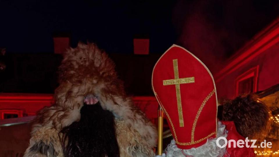 Auch der achte Tirschenreuther Weihnachtsmarkt entpuppt sich gleich am ersten Wochenende als Publikumsmagnet und ist damit ein voller Erfolg für den Lions-Club als Veranstalter. Bild: tr