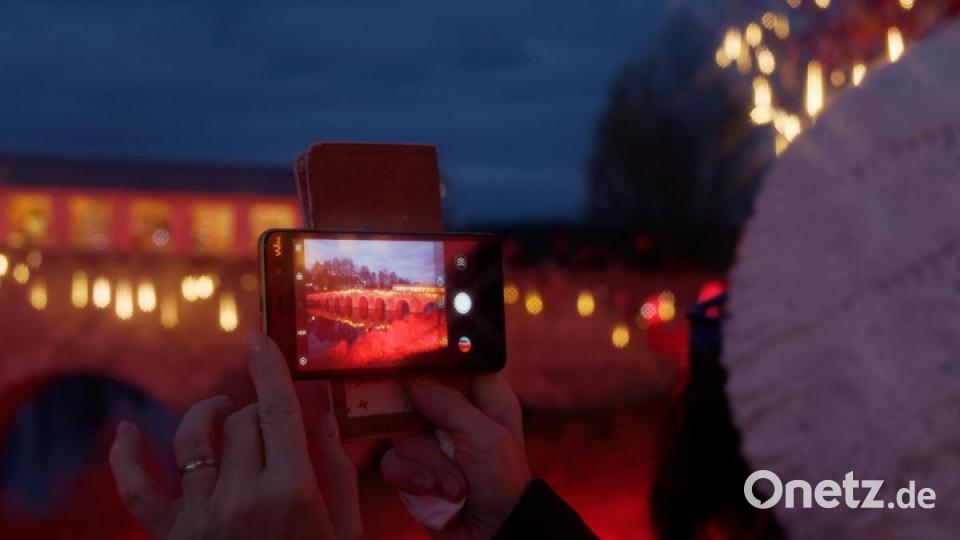 Auch der achte Tirschenreuther Weihnachtsmarkt entpuppt sich gleich am ersten Wochenende als Publikumsmagnet und ist damit ein voller Erfolg für den Lions-Club als Veranstalter. Bild: tr