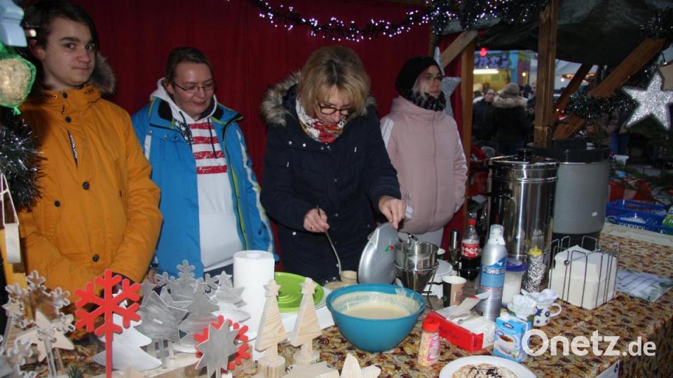 Nicht fehlen durften Leckereien, zu denen die beliebten Waffeln mit Puderzucker gehörten. Bild: wro