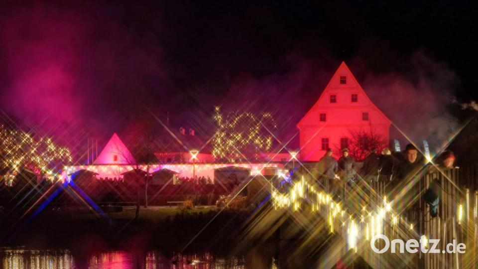 Auch der achte Tirschenreuther Weihnachtsmarkt entpuppt sich gleich am ersten Wochenende als Publikumsmagnet und ist damit ein voller Erfolg für den Lions-Club als Veranstalter. Bild: tr