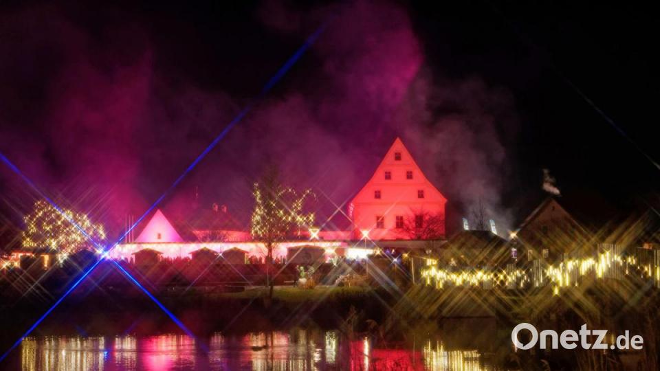 Auch der achte Tirschenreuther Weihnachtsmarkt entpuppt sich gleich am ersten Wochenende als Publikumsmagnet und ist damit ein voller Erfolg für den Lions-Club als Veranstalter. Bild: tr