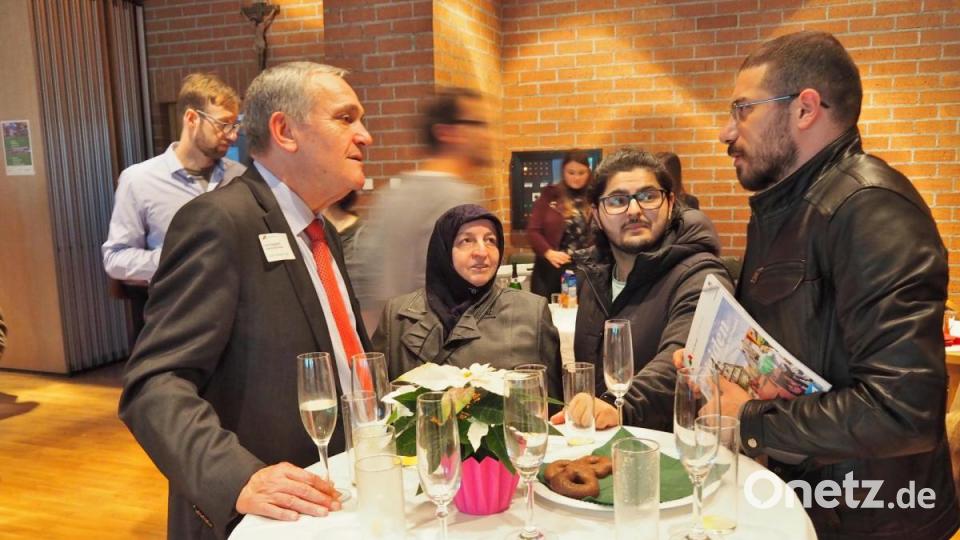 Neubürger im Gespräch mit dem Oberbürgermeister Kurt Seggewiß. Bild: Bühner