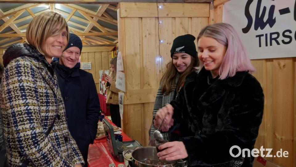 Auch der achte Tirschenreuther Weihnachtsmarkt entpuppt sich gleich am ersten Wochenende als Publikumsmagnet und ist damit ein voller Erfolg für den Lions-Club als Veranstalter. Bild: tr